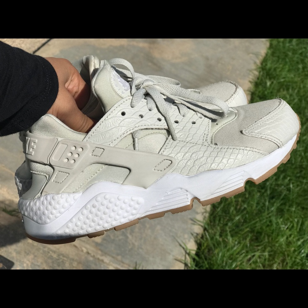 Update (SOLD) Nike Women's Air Huarache Shoes